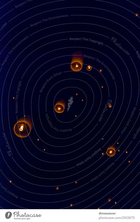 Beleuchten Sie Laternen, die nachts in den Himmel fliegen. schön Ferien & Urlaub & Reisen Lampe Feste & Feiern Kunst Kultur Wolken Architektur Straße alt dunkel