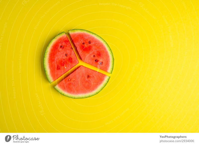 Geschnittene Melone auf dem gelben Tisch. Flachlagebild Frucht Dessert Ernährung Essen Vegetarische Ernährung Diät Gesunde Ernährung Sommer frisch lecker saftig