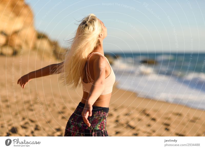 Frau genießt den Sonnenuntergang an einem schönen Strand. Lifestyle Glück Körper Leben Erholung Freizeit & Hobby Ferien & Urlaub & Reisen Freiheit Sommer Meer