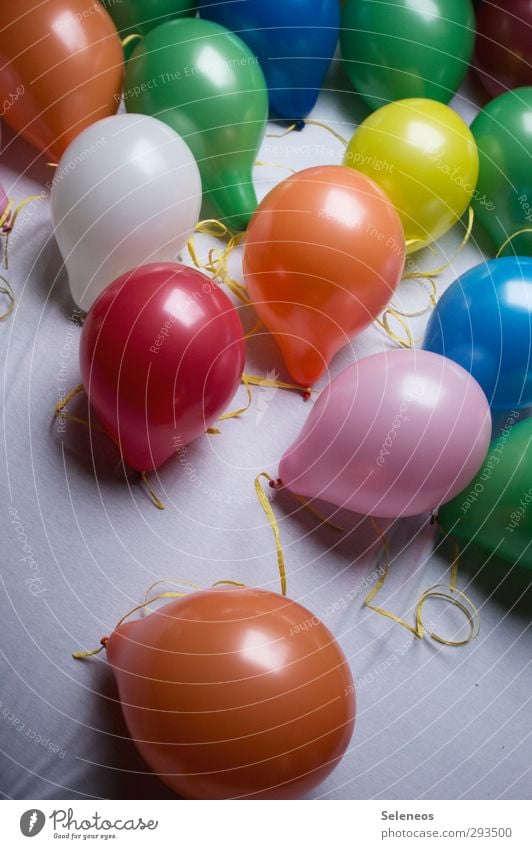 letzte Nacht Nachtleben Party Feste & Feiern Dekoration & Verzierung Luftballon Kitsch Krimskrams liegen mehrfarbig Farbfoto Innenaufnahme Menschenleer