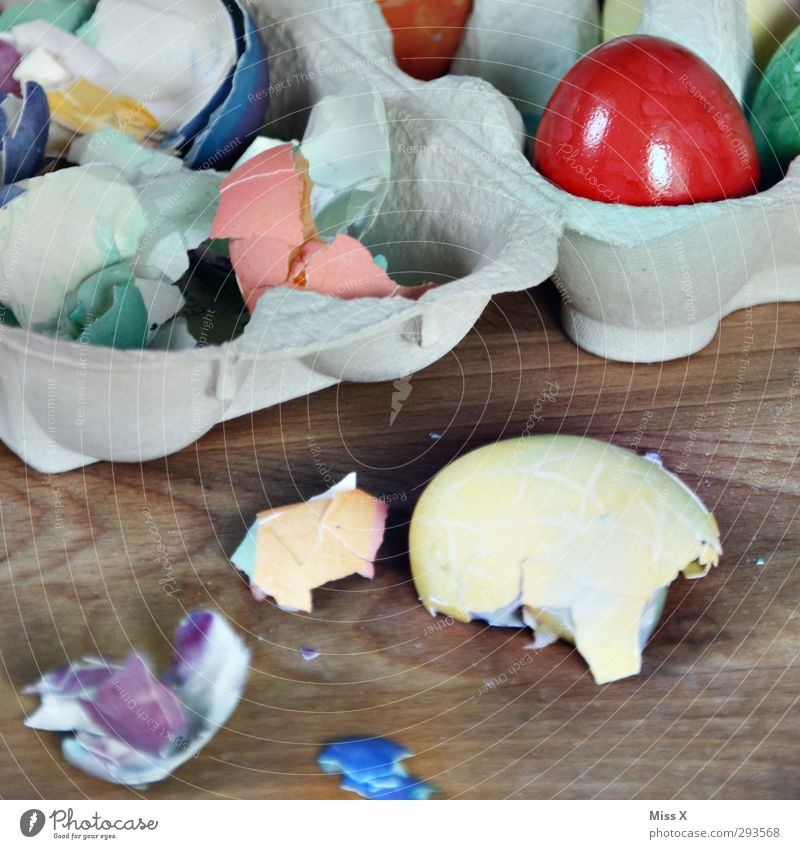Eier Lebensmittel Ernährung Frühstück Abendessen Bioprodukte Ostern kaputt lecker mehrfarbig Osterei Eierschale Hühnerei Farbe gebrochen Foodfotografie