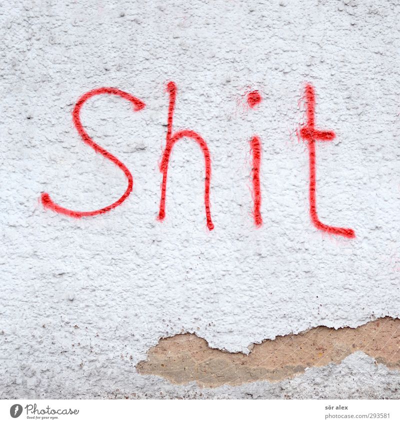 **** Mauer Wand Putzfassade Zeichen Schriftzeichen Graffiti fluchen rot weiß Langeweile Verfall Vergänglichkeit Wut Zerstörung Vandalismus Fassade Englisch shit