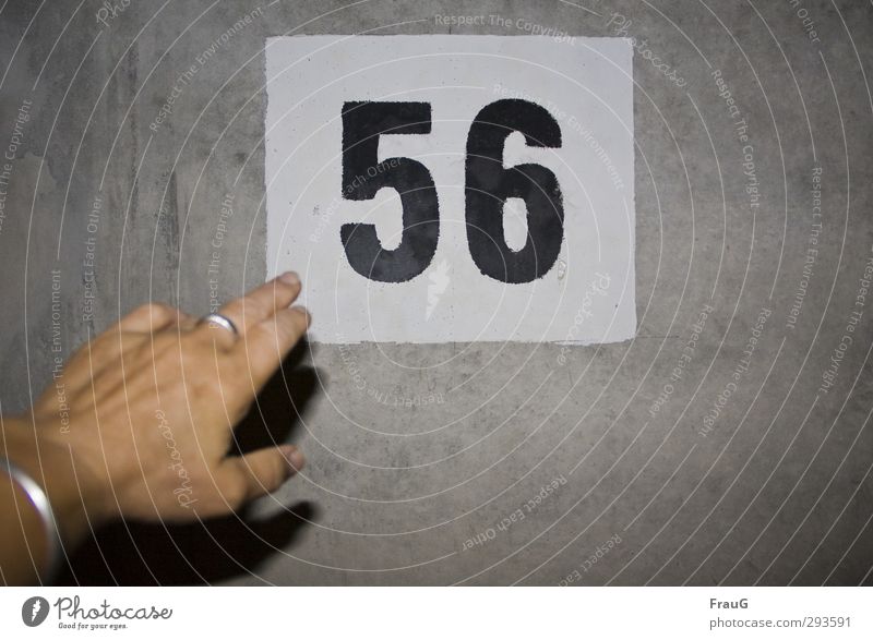 56 Hand Finger 1 Mensch 45-60 Jahre Erwachsene Tunnel ICE-Tunnel Ring Armreif Ziffern & Zahlen Schilder & Markierungen grau schwarz weiß zeigen Hinweis Schatten