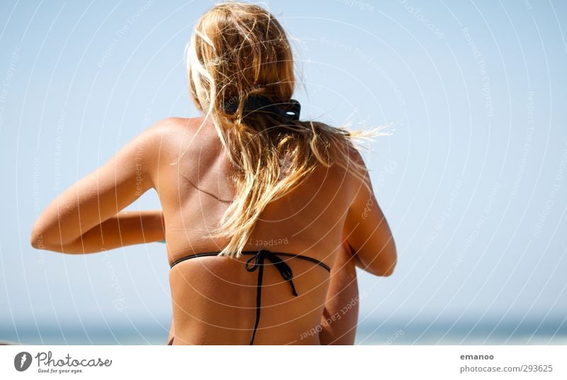 Sommerrücken Lifestyle Stil Haut Ferien & Urlaub & Reisen Sommerurlaub Sonne Strand Meer Mensch Frau Erwachsene Körper Rücken 1 Himmel Küste Bikini