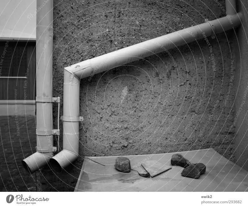 Regenmacher Dachrinne Technik & Technologie Mauer Wand Stein Beton Metall hängen fest lang Verantwortung achtsam Wachsamkeit Verlässlichkeit gewissenhaft