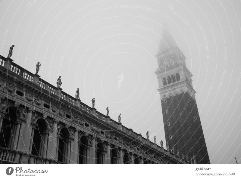 der schiefe Turm von Venedig schlechtes Wetter Nebel Haus Marktplatz Fassade Dach Turmspitze Markusplatz trashig trist grau Tourismus Vergänglichkeit Neigung