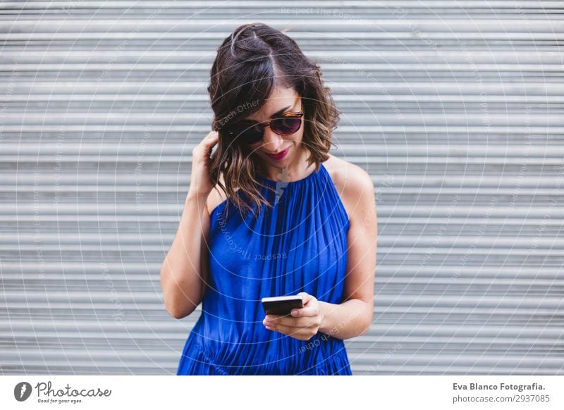 Junge Schone Frau Mit Handy Auf Der Strasse Ein Lizenzfreies Stock Foto Von Photocase