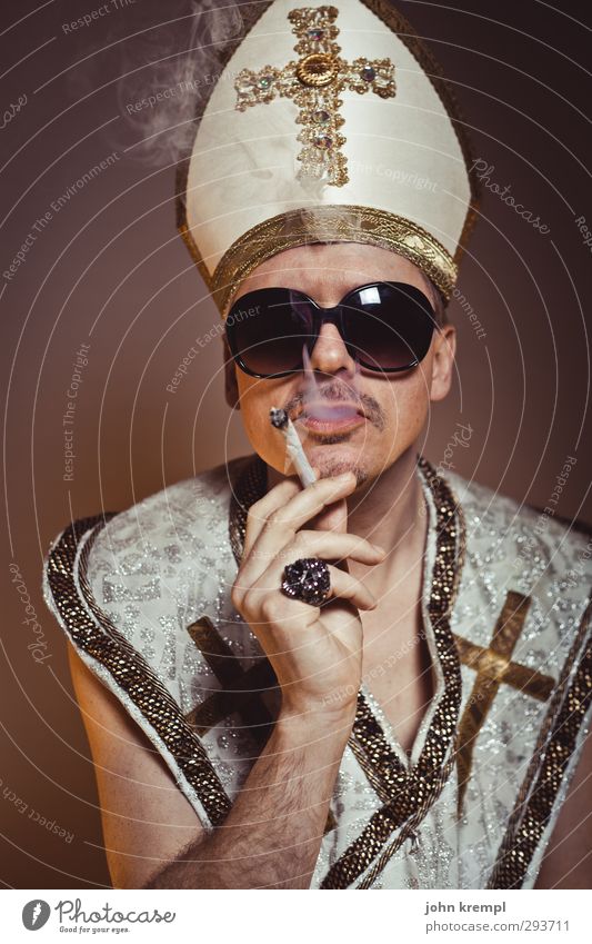 Soul Man Mann Erwachsene 1 Mensch 45-60 Jahre Ring Sonnenbrille Hut mitra Bart Kreuz Rauchen Coolness trendy trashig verrückt gold Laster Drogensucht