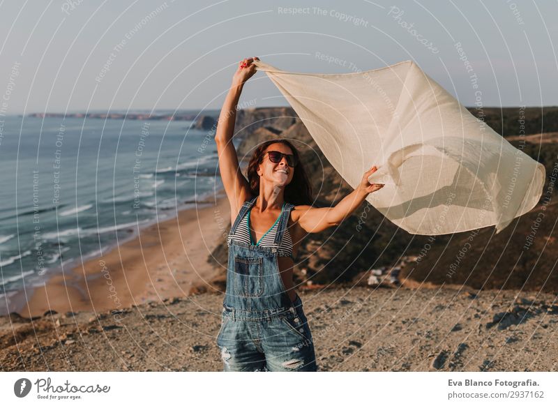Porträt einer schönen, glücklichen jungen Frau im Freien Lifestyle Glück Spielen Ferien & Urlaub & Reisen Tourismus Abenteuer Freiheit Sommer Sonne Strand Meer
