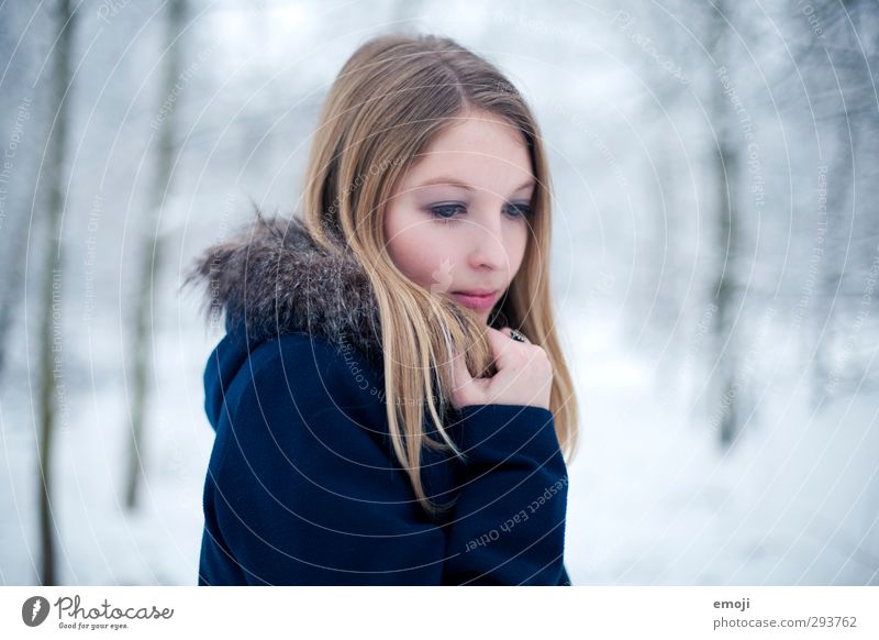 kalt feminin Junge Frau Jugendliche 1 Mensch 18-30 Jahre Erwachsene Winter Pelzmantel blond schön blau Farbfoto Außenaufnahme Tag Schwache Tiefenschärfe Porträt