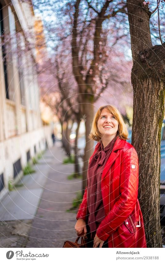 junge Frau leht an einem Baum und freut sich über Kirschblüten Europa Italien Rom Stadt Großstadt Ferien & Urlaub & Reisen Reisefotografie Blauer Himmel
