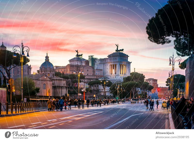 Rom Stadtzentrum in der Dämmerung des Sonnenuntergangs Tourismus Straße Großstadt Nachtaufnahme Aussicht Abenddämmerung Himmel Wolken Sehenswürdigkeit Altstadt