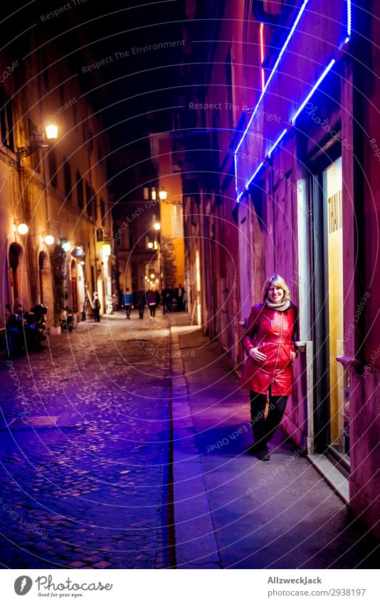 junge Frau nachts im Neonlicht der Innenstadt von Rom Europa Italien Stadt Großstadt Ferien & Urlaub & Reisen Reisefotografie Blauer Himmel Wolken Junge Frau