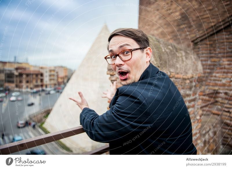 Young man freaks out seeing a pyramid in rome Europa Italien Rom Stadt Großstadt Ferien & Urlaub & Reisen Reisefotografie Blauer Himmel Wolken Junger Mann