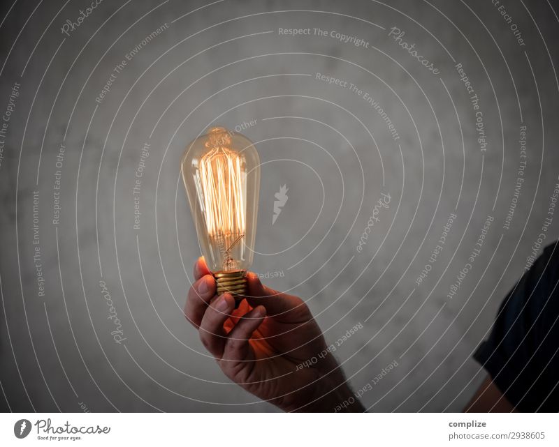 Vintage Edison Glühbirne in der Hand Lifestyle Freizeit & Hobby Häusliches Leben Renovieren einrichten Innenarchitektur Dekoration & Verzierung Lampe Nachtleben