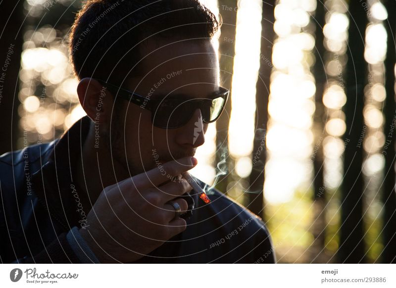 glühen maskulin Junger Mann Jugendliche 1 Mensch 18-30 Jahre Erwachsene Sonnenbrille Coolness Rauchen Zigarette Außenaufnahme Abend Silhouette Gegenlicht