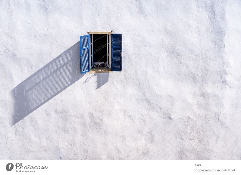 Fenster zum Hof Häusliches Leben Wohnung Haus Essaouira Marokko Afrika Menschenleer Mauer Wand einfach Erwartung Farbfoto Außenaufnahme Strukturen & Formen
