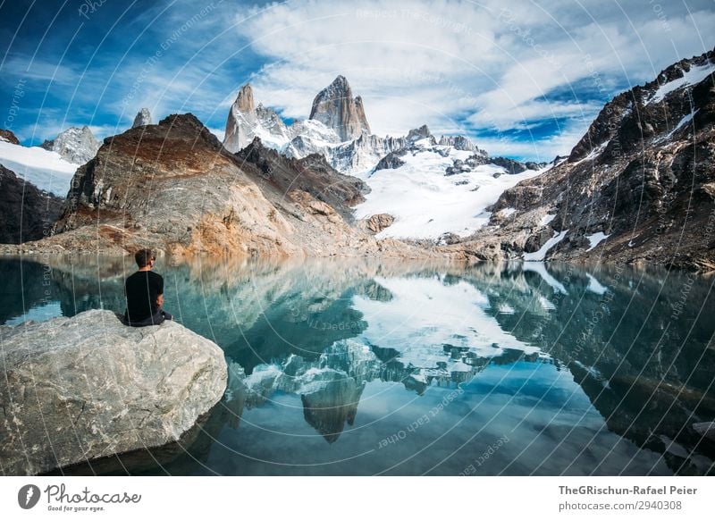 Mann vor See und Berg - Fitz Roy Natur blau grau schwarz türkis weiß Berge u. Gebirge Gebirgssee Argentinien Stein sitzen staunen genießen