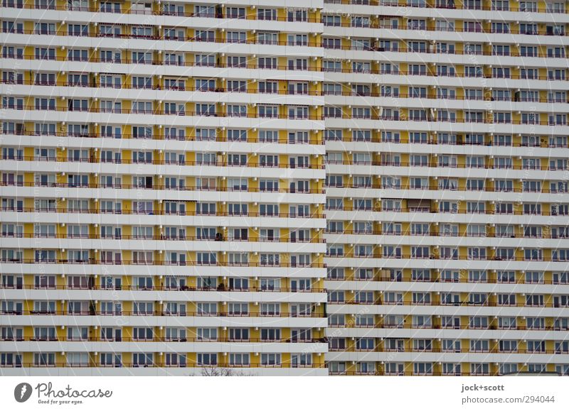 schöner wohnen in Schichten im Plattenbau Marzahn Fassade Balkon Streifen eckig hässlich trist modern Symmetrie Asymmetrie horizontal DDR versetzt abstrakt