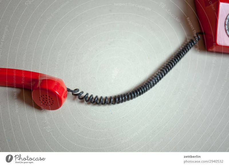 Altes rotes Telefon alt Telefongespräch antik Büro heißer draht Sprache Fremdsprache sprechen Telekommunikation Kommunizieren Verbindung Wählscheibe