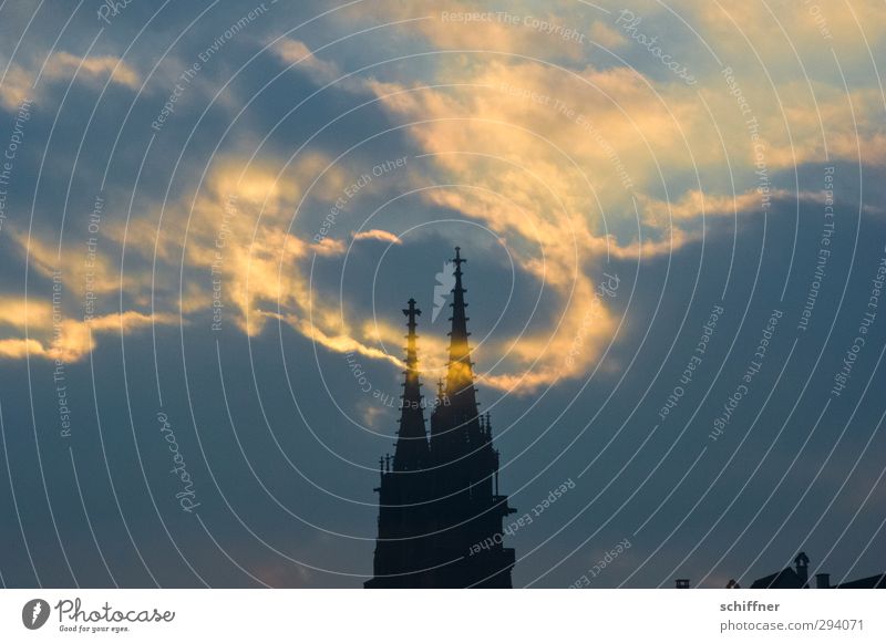 Schatten | Heiligenschein Kirche Turm Bauwerk Gebäude Sehenswürdigkeit Wahrzeichen Denkmal Kitsch Hoffnung Glaube Religion & Glaube Surrealismus Wolken