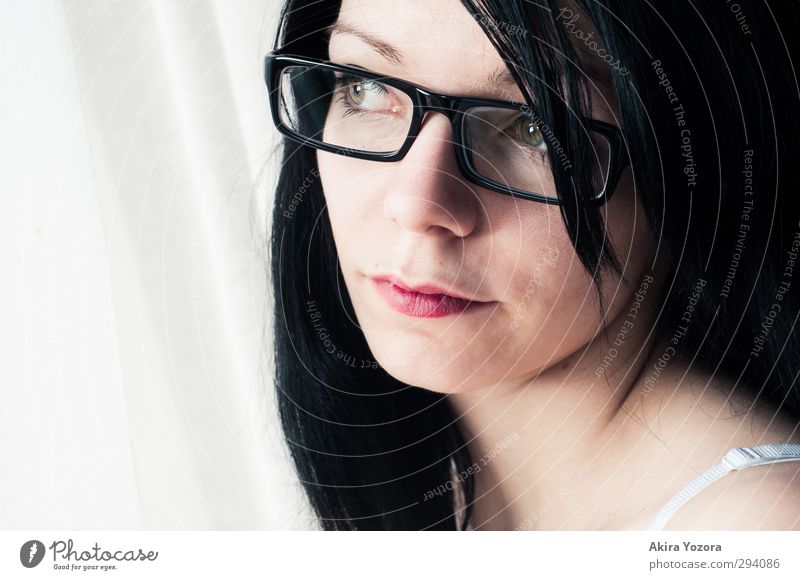 Gerahmte Sicht feminin Gesicht 1 Mensch 18-30 Jahre Jugendliche Erwachsene Brille schwarzhaarig langhaarig beobachten Blick eckig modern retro rot weiß