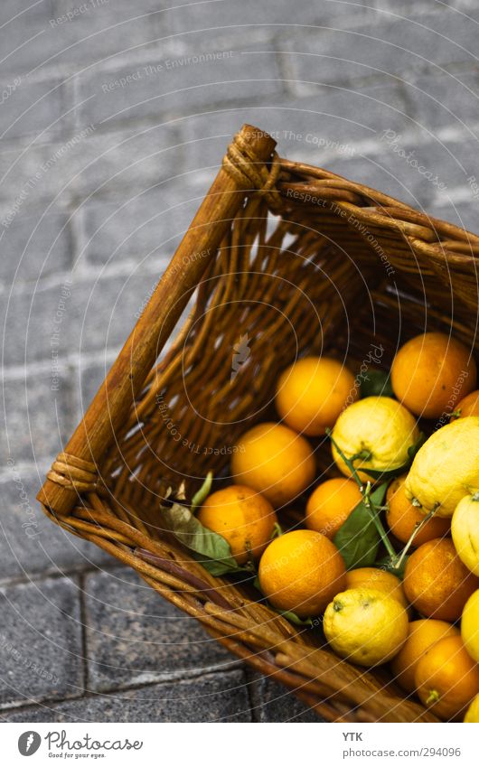 Basket of Orange Lebensmittel Frucht Ernährung Essen Bioprodukte berühren Duft kaufen alt ästhetisch Korb Straße Heftpflaster verkaufen straßenverkauf Handel