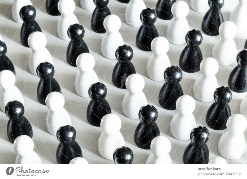 Schwarze und weiße Spielfiguren stehen abwechselnd angeordnet Spielzeug Holz Zeichen einfach kalt schwarz Kraft Macht Verschwiegenheit Zusammensein gewissenhaft