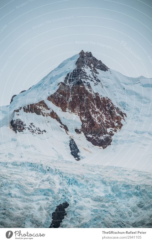 Gletscherberg Natur blau braun schwarz weiß Berge u. Gebirge Felswand Schnee Wolken schmelzen kalbern Argentinien Patagonien Farbfoto Außenaufnahme Menschenleer
