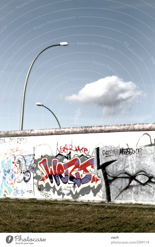 ...muss bleiben Städtereise Himmel Wolken Gras Berlin Stadt Hauptstadt Stadtzentrum Menschenleer Bauwerk Architektur Mauer Wand Sehenswürdigkeit Denkmal
