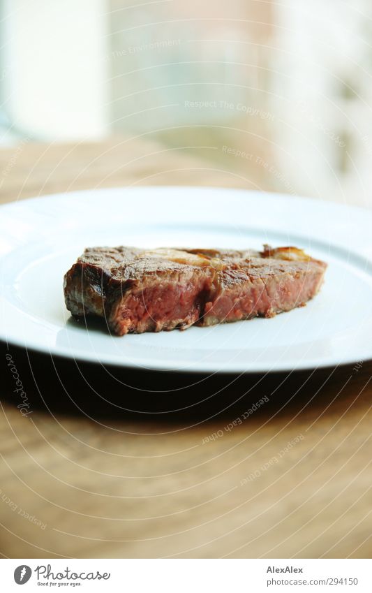 Steak Nr 1 medium rare Lebensmittel Fleisch Ernährung Essen Mittagessen Abendessen Bioprodukte Teller einfach frisch Gesundheit saftig braun rot weiß genießen
