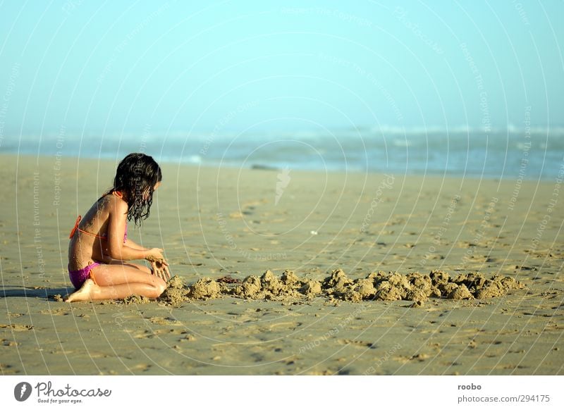 Verteidigungslinien Kinderspiel Ferien & Urlaub & Reisen Sommer Sommerurlaub Sonne Strand Mensch feminin Mädchen Körper 1 8-13 Jahre Kindheit Sand Spielen