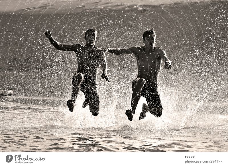 Einfahren Spielen Sommer Sommerurlaub Strand Schwimmen & Baden Mensch maskulin Junger Mann Jugendliche 2 13-18 Jahre Kind Flussufer genießen springen sportlich