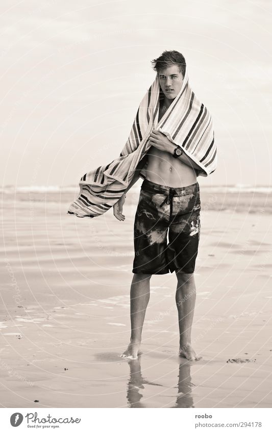 Windgetrieben Sommer Sommerurlaub Junger Mann Jugendliche 1 Mensch Küste Strand stehen sportlich Coolness natürlich Meeresstimmung Schwarzweißfoto Außenaufnahme