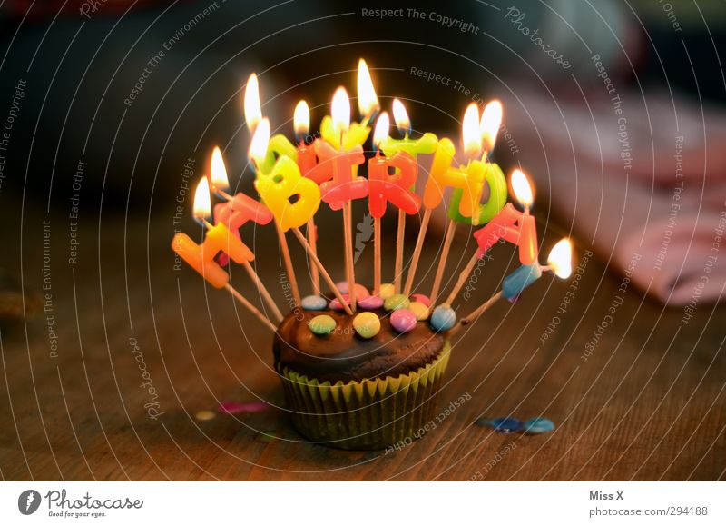 Mottoparty Spacejunkie? Lebensmittel Kuchen Süßwaren Schokolade Ernährung Kaffeetrinken leuchten lecker süß mehrfarbig Muffin Geburtstag Happy Birthday Kerze