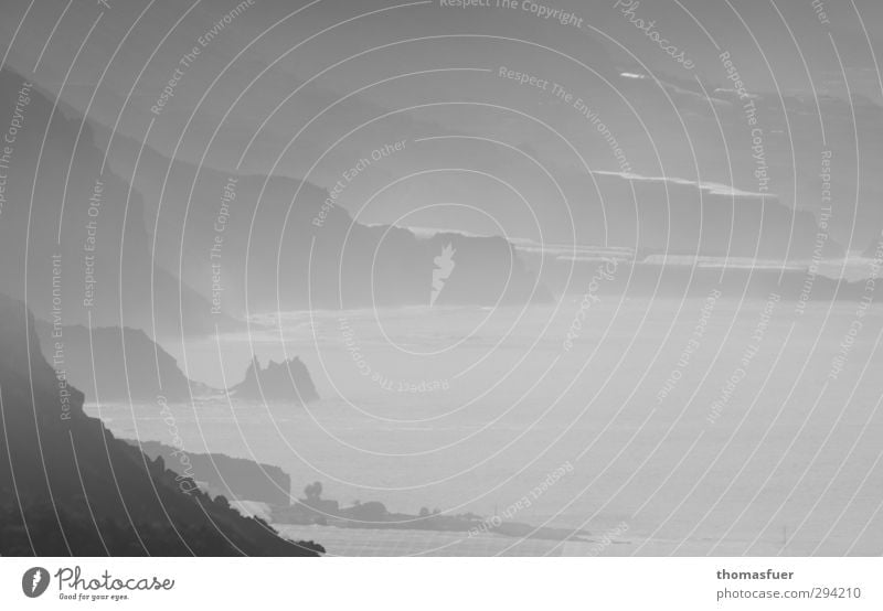Frühnebel Ferien & Urlaub & Reisen Ferne Strand Meer Insel Wellen Umwelt Natur Landschaft Wetter Nebel Felsen Berge u. Gebirge Gipfel Küste Bucht Fjord Riff