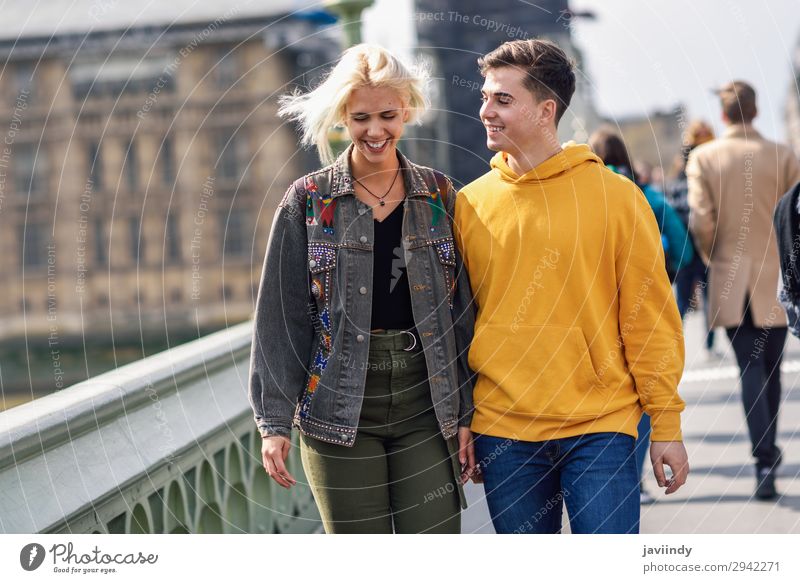 Glückliches Paar an der Westminster Bridge, River Thames, London. UK. Lifestyle Freude schön Ferien & Urlaub & Reisen Tourismus Sightseeing Mensch maskulin