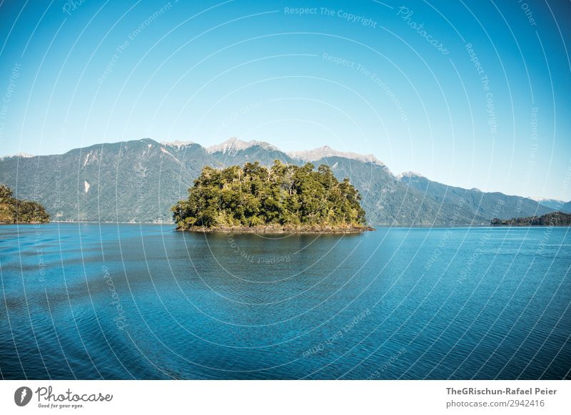 Insel Natur blau Wasser Chile See Schifffahrt Berge u. Gebirge Südamerika Farbfoto Außenaufnahme Menschenleer Textfreiraum unten Tag Weitwinkel