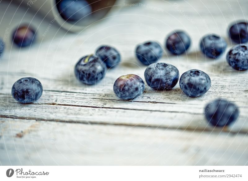 Heidelbeeren Lebensmittel Frucht Blaubeeren blaue Beeren Ernährung Bioprodukte Vegetarische Ernährung Diät Lifestyle Gesunde Ernährung Snowboard Holz Duft