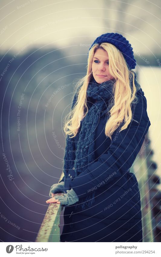 Tagträumer Mensch feminin Frau Erwachsene Leben Körper 1 18-30 Jahre Jugendliche Natur Winter Treppe Jacke Schal Mütze blond Gefühle Lebensfreude