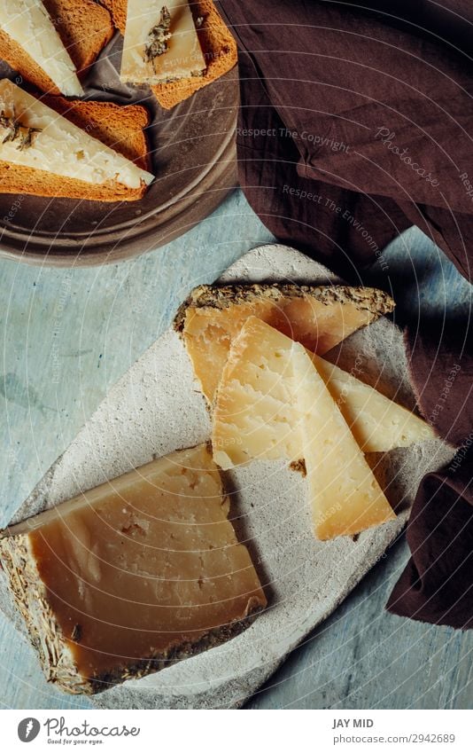 Halbgereifter Käse Rosmarin auf geröstetem Brot geschnitten Lebensmittel Fleisch Ernährung Bioprodukte Vegetarische Ernährung Diät Gastronomie alt dunkel frisch