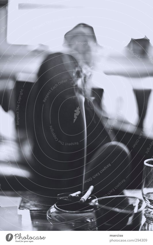 Smoke` em maskulin Mann Erwachsene Leben 18-30 Jahre Jugendliche Veranstaltung Zigarette Zigarettenasche Zigarettenspitze Zigarettenrauch Aschenbecher Rauch