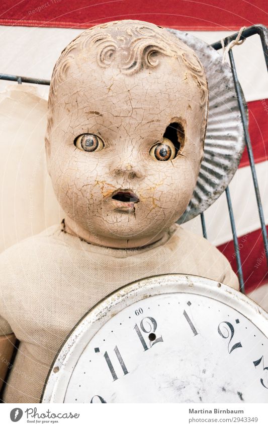 Old vintage doll with damaged face Halloween Baby gruselig retro verrückt Angst creepy scary dirty old broken head dolls portrait spooky Hintergrundbild
