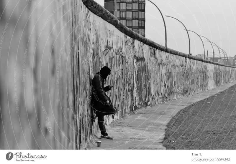Das Schicksal des Menschen ist der Mensch. B. Brecht maskulin Mann Erwachsene 1 13-18 Jahre Kind Jugendliche Berlin Hauptstadt Stadtzentrum Mauer Wand