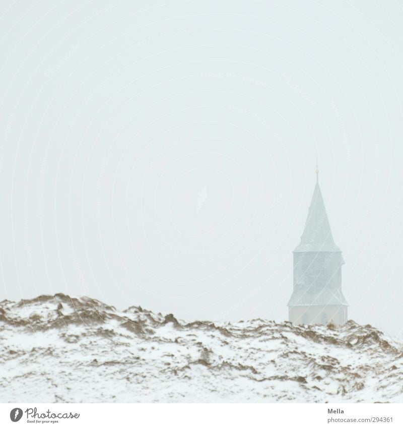 Herauswagend | Himmel und Erde Umwelt Landschaft Winter Schnee Hügel Dorf Kirche Turm Bauwerk Gebäude stehen eckig hell Glaube Religion & Glaube Kirchturm