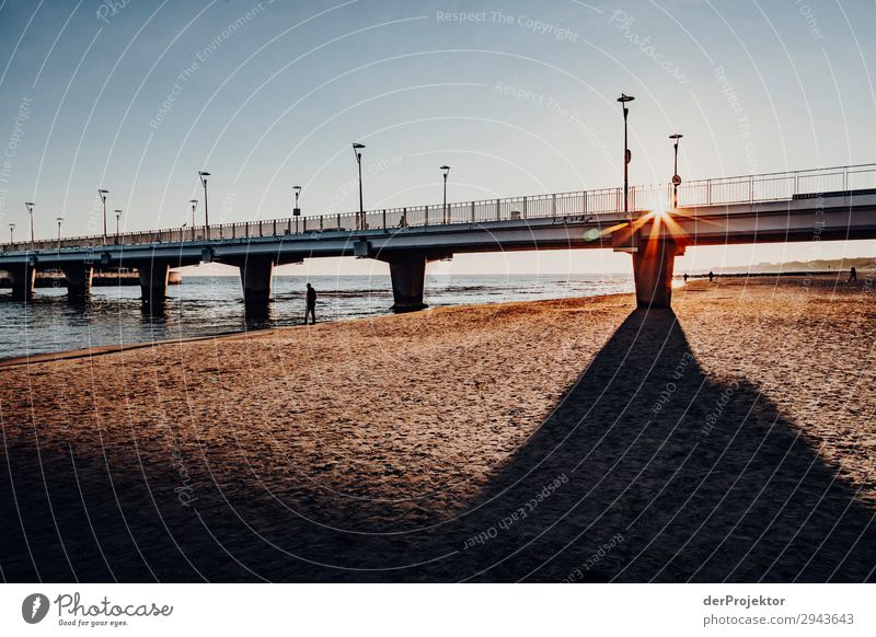 Wandern am Strand von Kolberg blau Ostsee Ausflugsziel wandern entdecken Kälte entspannen Architektur reiseziel Reisefotografie Tourismus Seeküste Seebrücke