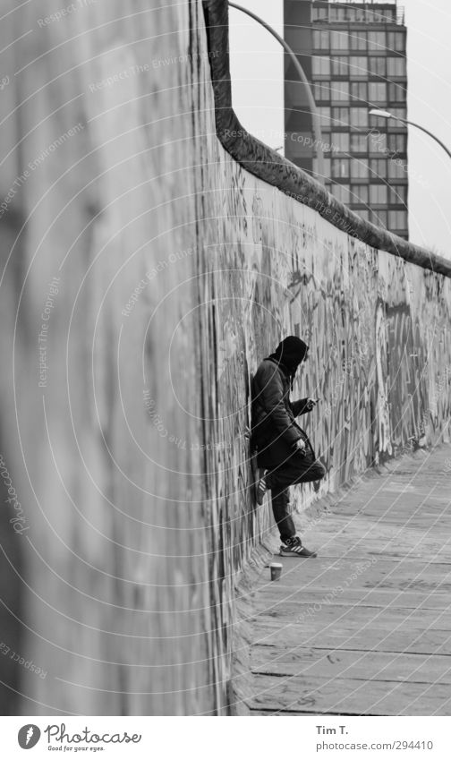 Berliner Mauer Telefon Handy Mensch maskulin Mann Erwachsene Jugendliche Körper 1 13-18 Jahre Kind Hauptstadt Stadtzentrum Bauwerk Wand Sehenswürdigkeit