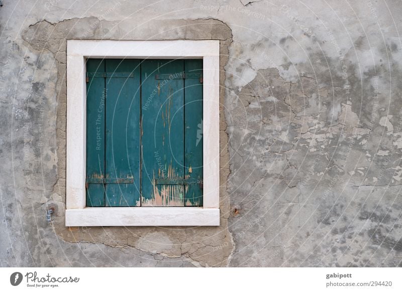 Fenster zu Murano Haus Gebäude Mauer Wand Fassade Fensterladen alt trist grau türkis Venedig Farbfoto Gedeckte Farben Außenaufnahme Menschenleer