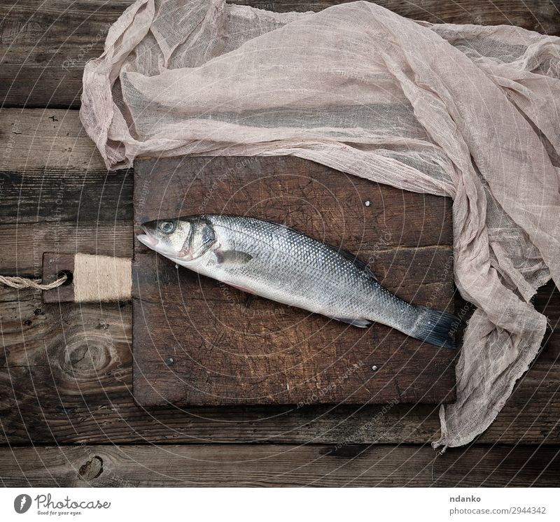 frischer ganzer Seebarschfisch Meeresfrüchte Ernährung Küche Tier Holz oben braun grau Bass Holzplatte Essen zubereiten Fisch Lebensmittel Labrax eine roh Skala