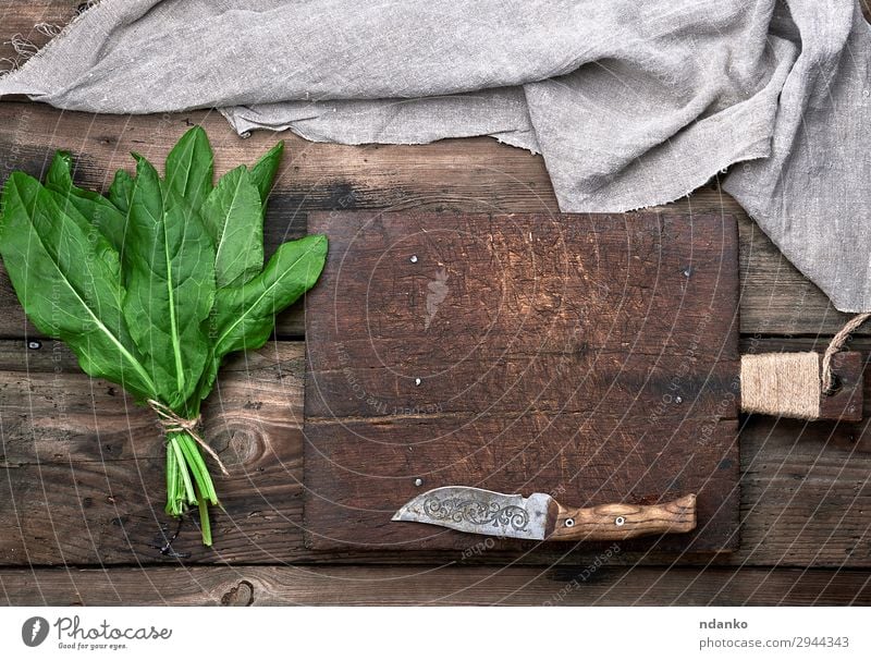 Bund frischer grüner Sauerampferblätter Gemüse Suppe Eintopf Kräuter & Gewürze Vegetarische Ernährung Messer Tisch Seil Natur Pflanze Blatt Holz oben grau